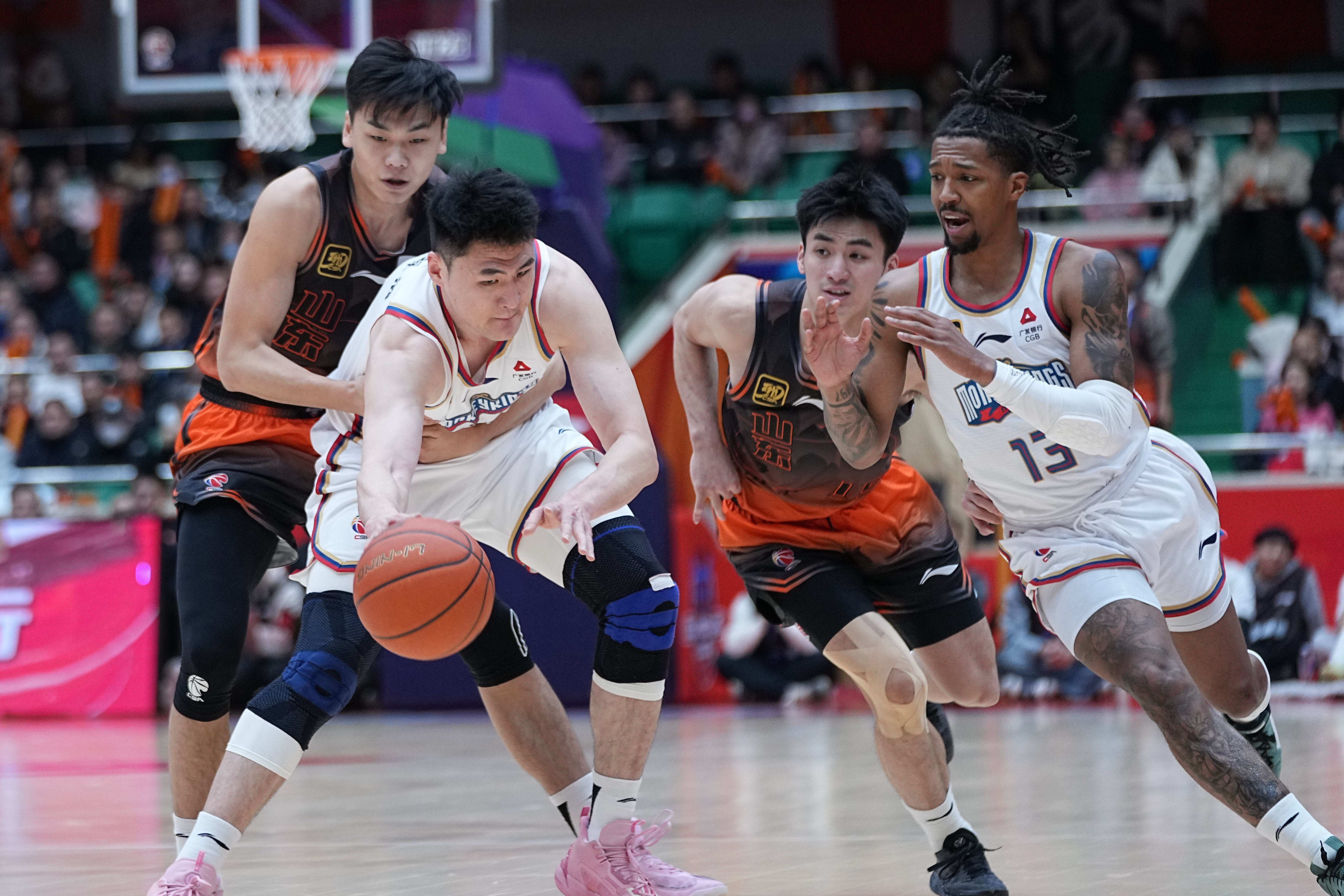 关于斗志昂扬：球员奋勇争先，赛场惊艳的信息