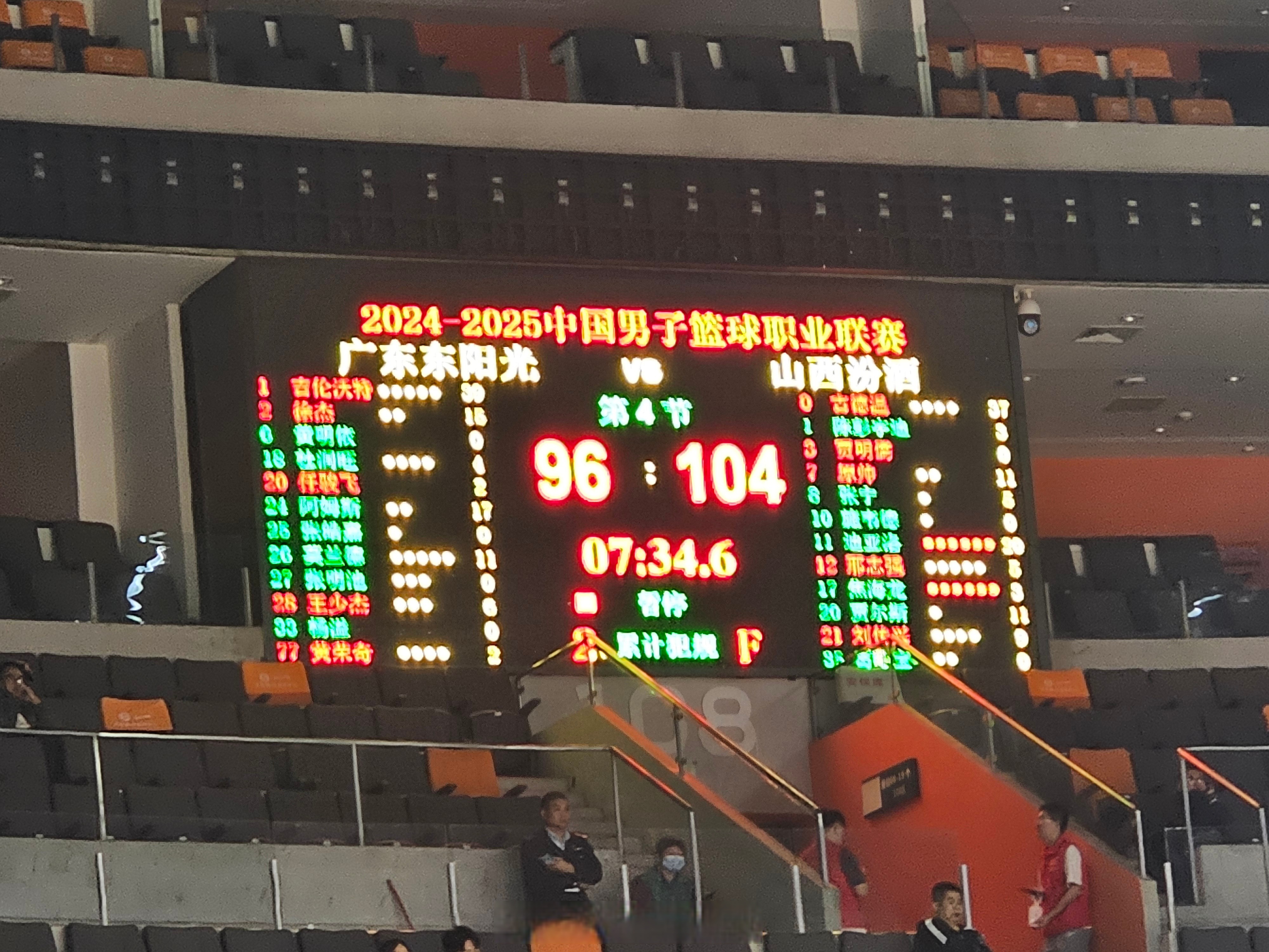 关于热心球迷支持！篮球联赛看台热情高昂到展现的信息