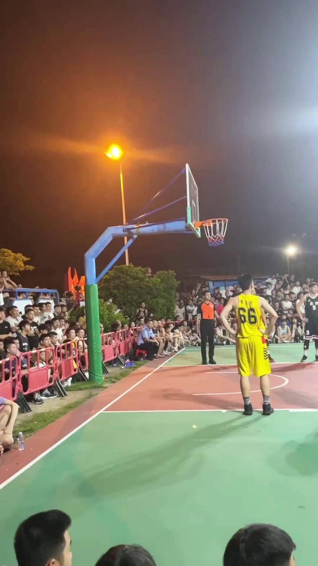 关于热心球迷支持！篮球联赛看台热情高昂到展现的信息