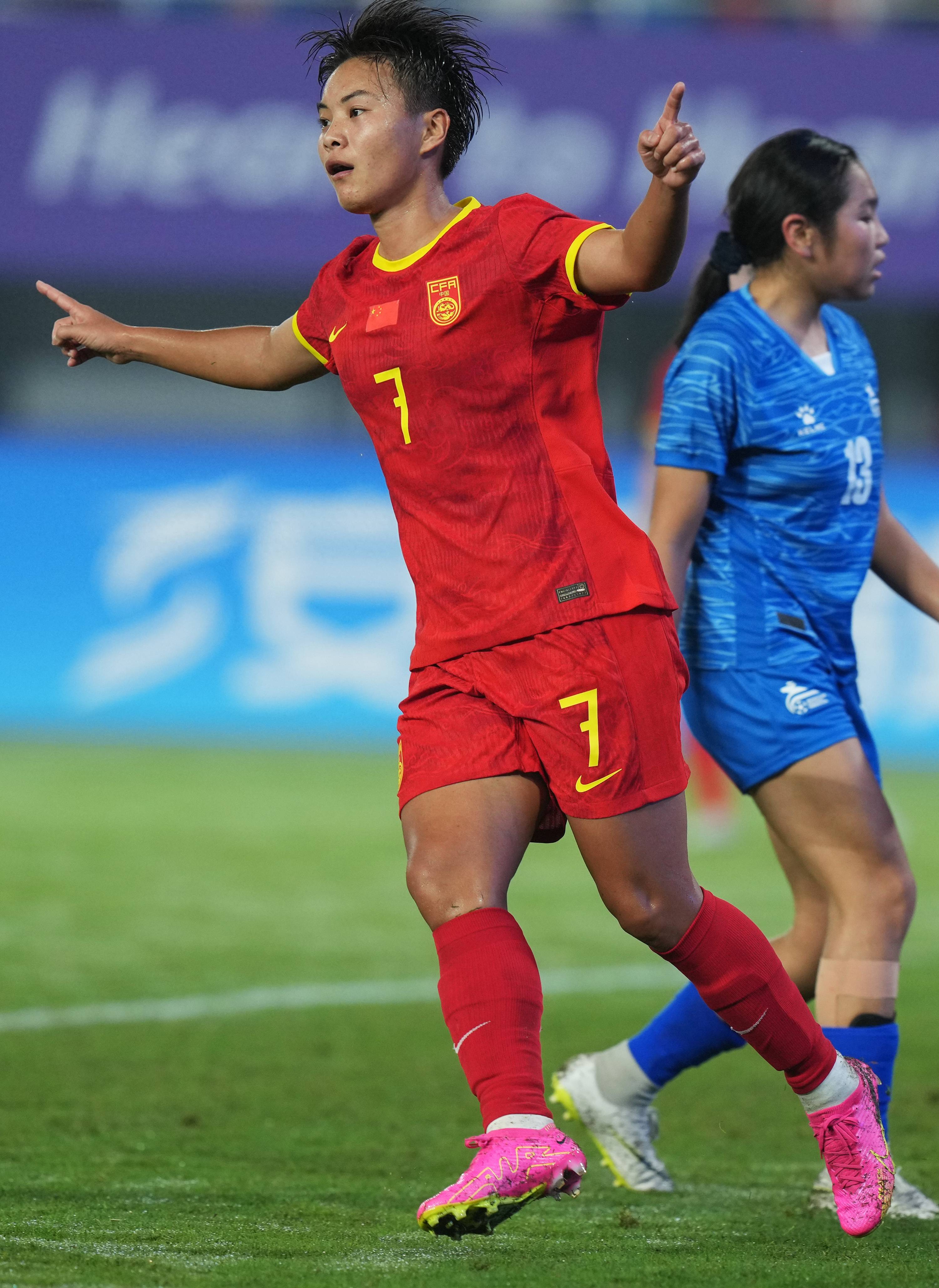 亚洲女足比赛中，中国选手表现出色