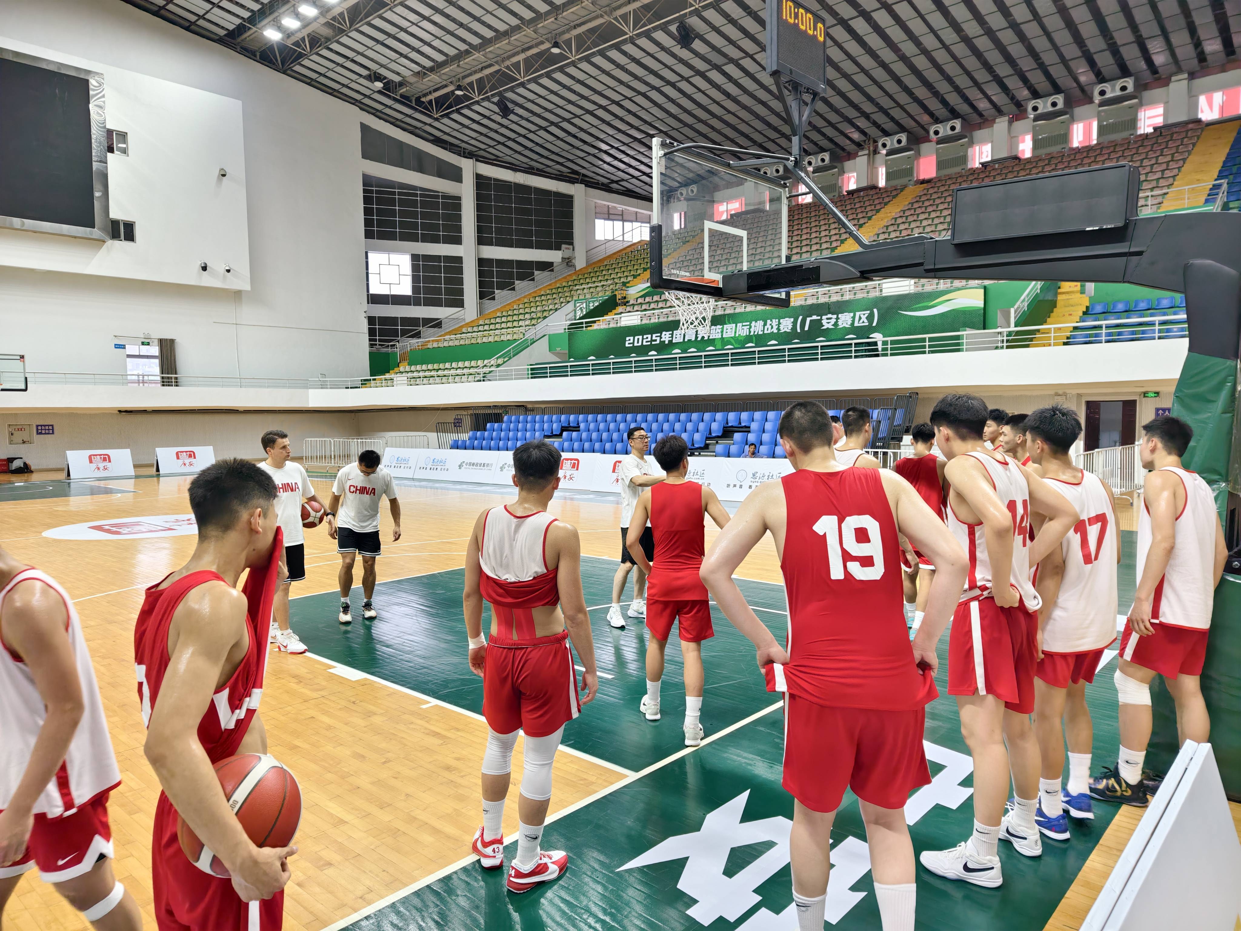 爱游戏娱乐-四川男篮备战对阵北京队，全队备战备战