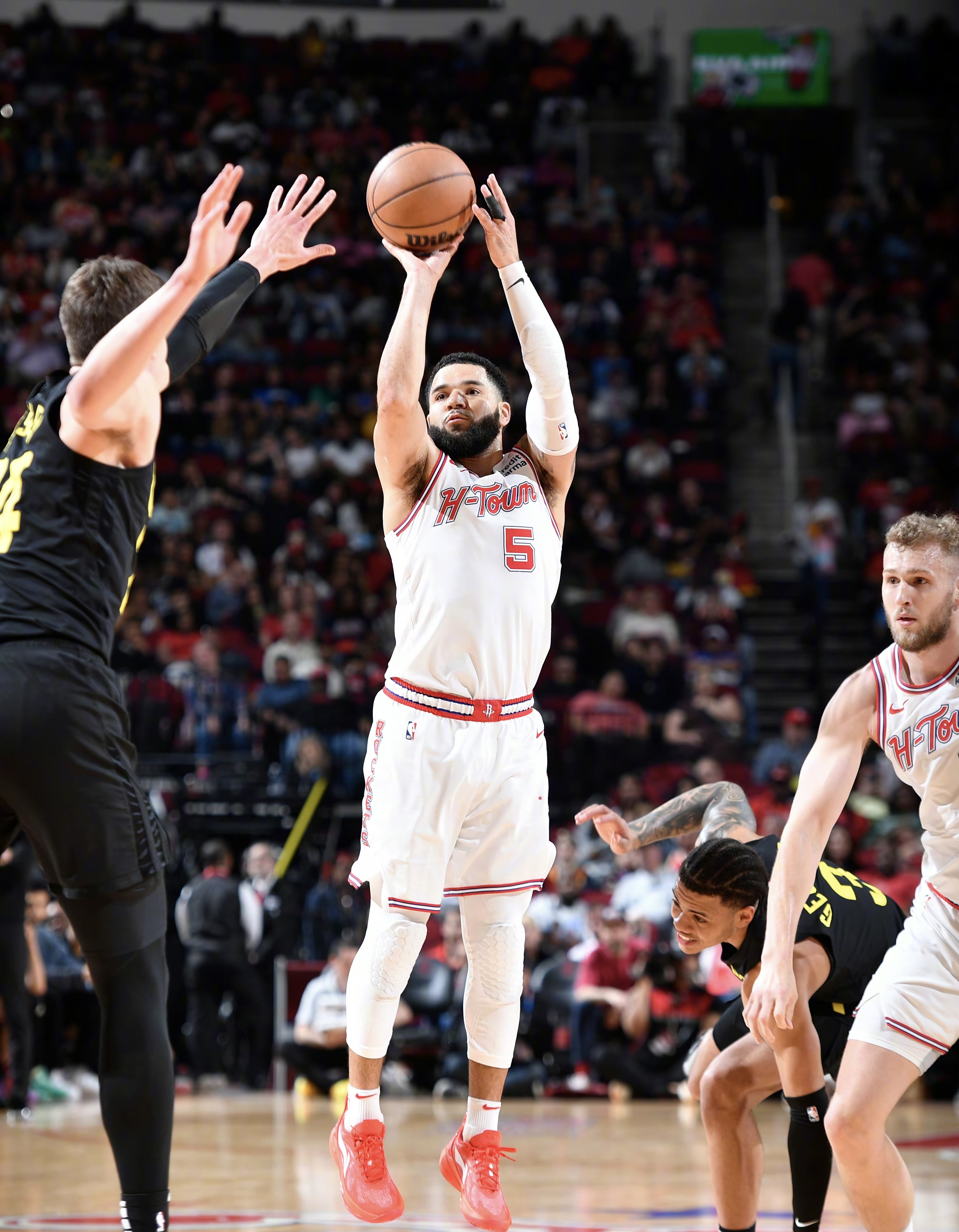 包含斯洛文尼亚队豪取大胜，迎来胜利的喜悦的词条